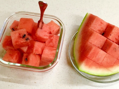 ★果汁がこぼれにくいサイコロカット♡スイカの切り方